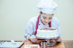 Bán bánh sinh nhật - tặng kèm niềm vui.