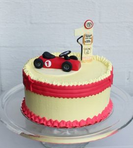 Bánh sinh nhật hình ô tô - người bạn thú vị