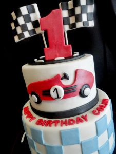 Bánh sinh nhật hình ô tô - người bạn thú vị