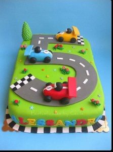 Bánh sinh nhật hình ô tô - người bạn thú vị
