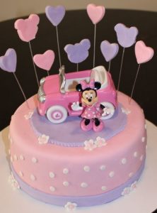 Bánh sinh nhật hình ô tô - người bạn thú vị