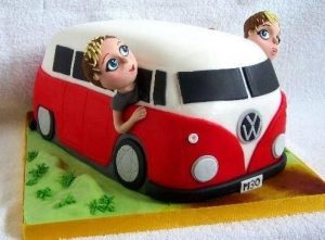 Bánh sinh nhật hình ô tô - người bạn thú vị