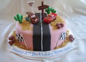 Bánh sinh nhật hình ô tô - người bạn thú vị