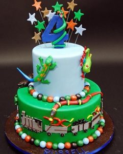 Bánh sinh nhật hình rắn - ấn tượng, độc đáo