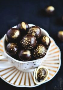 Bánh sinh nhật socola – hai thái cực của một tình yêu.