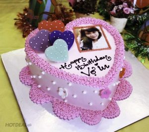 Bánh sinh nhật tặng vợ bước đầu để chuẩn bị tiệc sinh nhật lãng mạn.