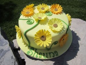 Say đắm vẻ đẹp của những chiếc bánh kem mang sắc vàng