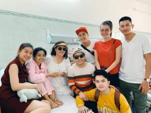 Con gái Mai Phương tự chọn bánh kem cho sinh nhật tưởng nhớ mẹ