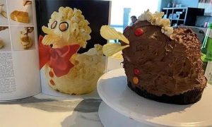 Bắt chước tạp chí làm bánh vịt mừng sinh nhật con gái, mẹ cũng tự phát hoảng với thành phẩm gây "ám ảnh"